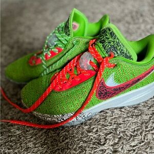 Nike sneakers - 6Y - green/red basketball shoes